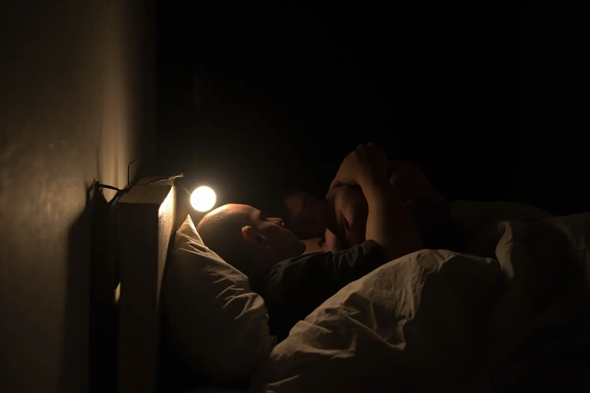 Pareja durmiendo en una cama por la noche