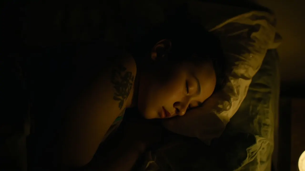 Persona durmiendo en una cama con luz cálida nocturna