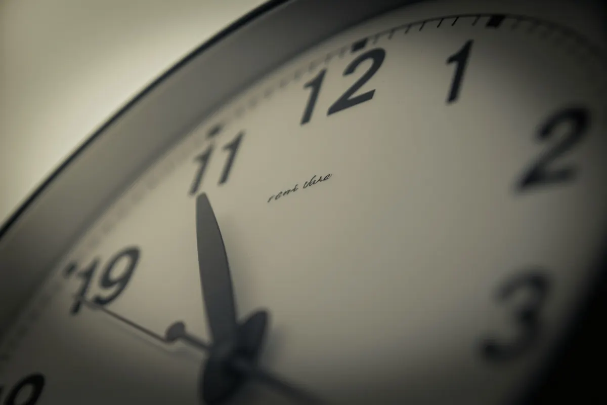 Reloj analógico marcando la hora
