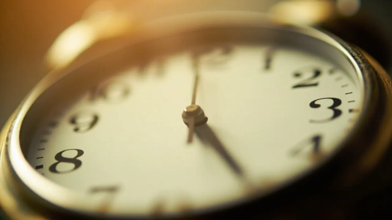 Reloj analógico iluminado por la luz suave de la mañana