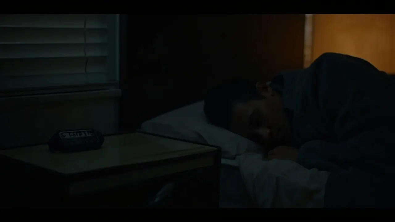 Dormitorio con poca luz por la noche