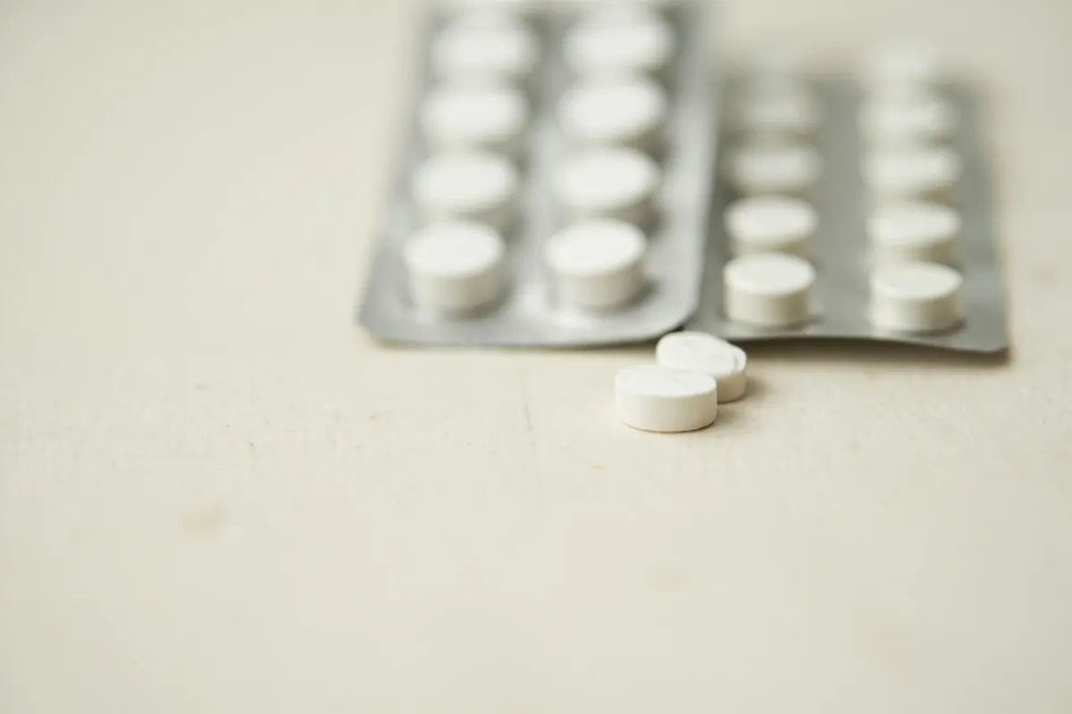 Pastilla anticonceptiva junto a su blíster