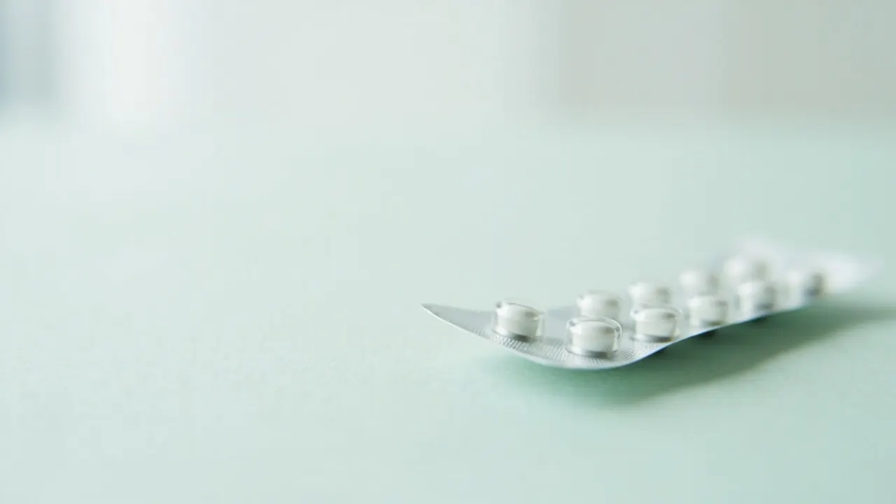 Blister con pastillas anticonceptivas sobre superficie clara