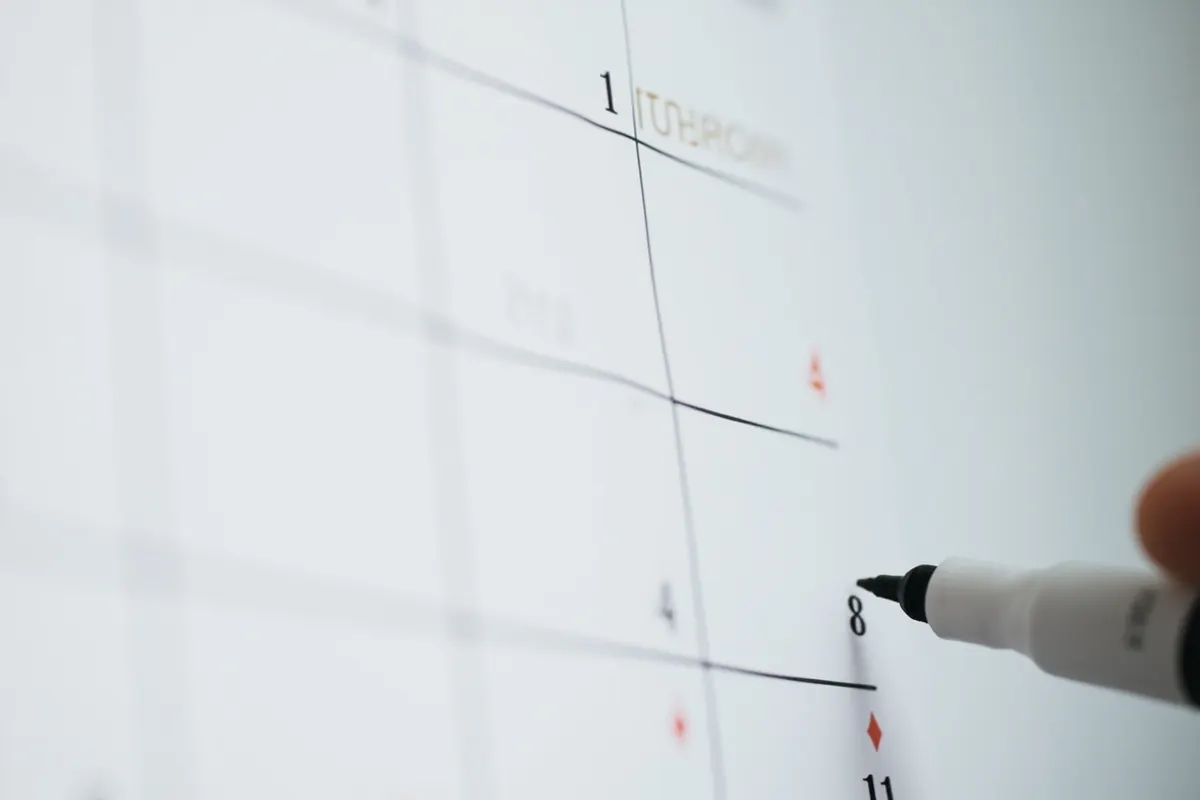 Calendario de pared con un marcador señalando el día actual