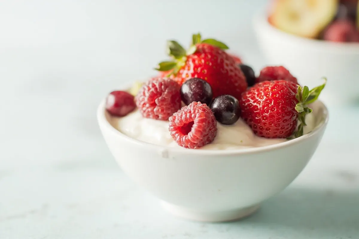 Cuenco de yogur natural con frutos rojos